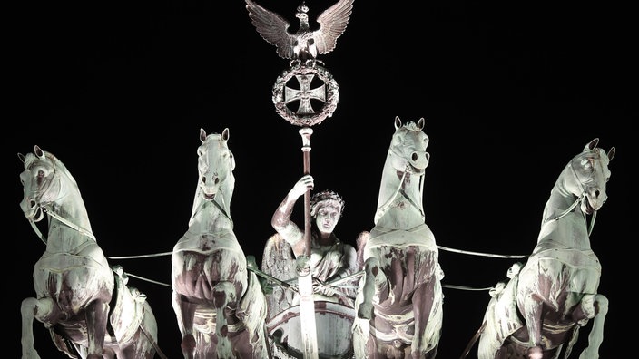 Die Quadriga auf dem Brandenburger Tor | Bildquelle: picture alliance / ZB / Jens Wolf Die Quadriga auf dem Brandenburger Tor