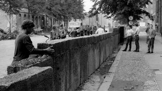 DDR-Arbeitstrupps beim Bau der Mauer