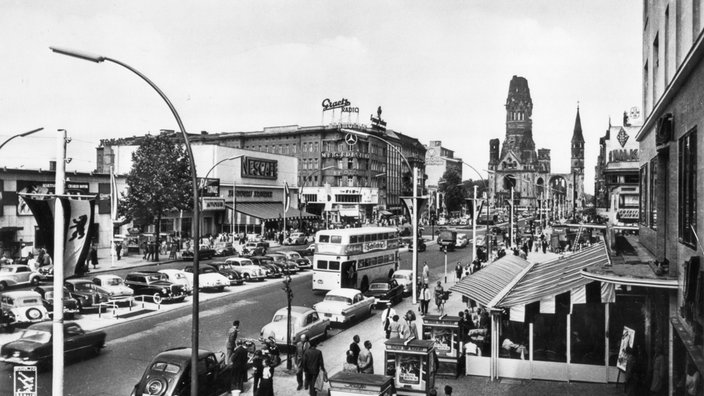 Der voll befahrenen Kurfürstendamm 1954.