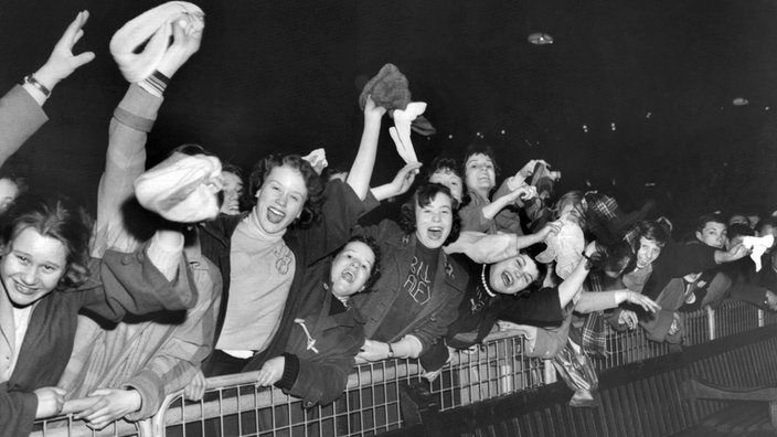 Auf der Schwarzweiß-Fotografie sieht man jubelnde, jugendliche Fans. | Bildquelle: dpa Auf der Schwarzweiß-Fotografie sieht man jubelnde, jugendliche Fans.