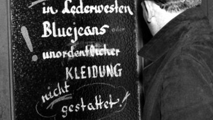 Verbotsschild zur Kleiderordnung. | Bildquelle: dpa Verbotsschild zur Kleiderordnung.