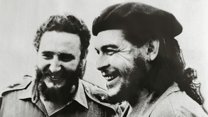 sw: Fidel Castro und Che Guevara stehen lachend nebeneinander
