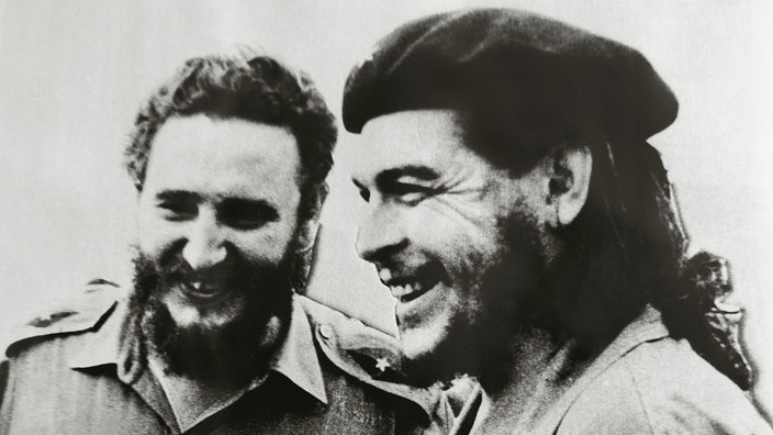 Fidel Castro (links) und Che Guevara stehen lachend nebeneinander | Bildquelle: WDR/akg / De Agostini Picture Lib. Fidel Castro (links) und Che Guevara stehen lachend nebeneinander