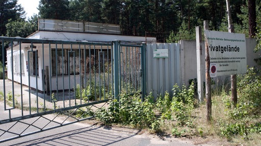 Das Haupttor zum Honecker-Bunker bei Prenden (Brandenburg) nördlich von Berlin