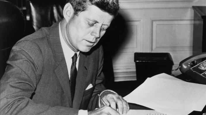 John F. Kennedy unterzeichnet den Befehl zur Kuba-Blockade | Bildquelle: akg John F. Kennedy unterzeichnet den Befehl zur Kuba-Blockade