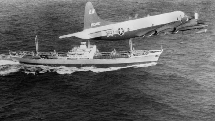 Ein Aufklärungsflugzeug der US-Marine fliegt vor der Küste Costa Ricas über das US-Kriegsschiff USS-Barry (vorne) und den sowjetische Frachter Anosow