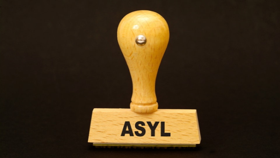 Stempel mit der Aufschrift "Asyl". | Bildquelle: wdr Stempel mit der Aufschrift "Asyl".