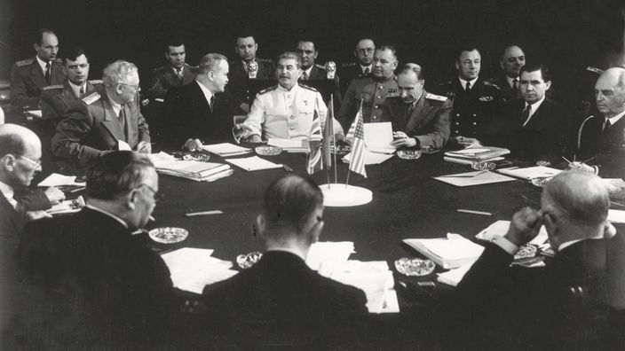 Die sowjetische Delegation am Verhandlungstisch