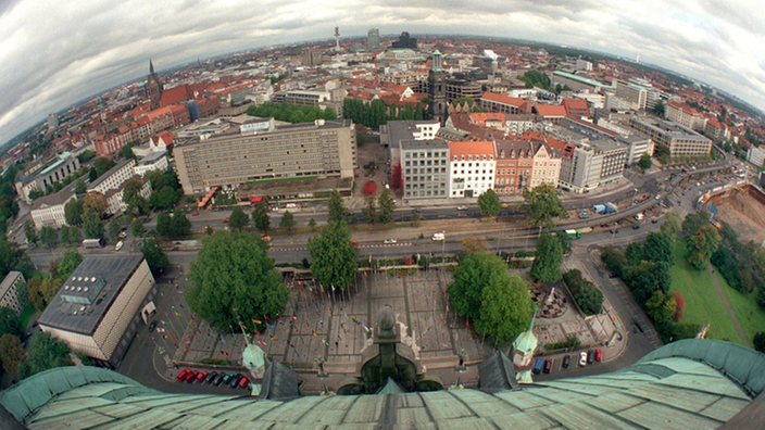 Blick auf das von dunklen Regenwolken überdeckte Hannover. | Bildquelle: dpa Blick auf das von dunklen Regenwolken überdeckte Hannover.