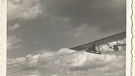 schwarz-weiss Aufnahme von einem Segelflugzeug.