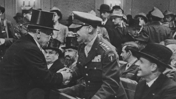 Dr. Julius Spanier (l), Präsident der jüdischen Kultusgemeinde München, und US-General Lucius D. Clay bei der Einweihung der neuen Synagoge München am 20.05.1947 