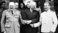 Winston Churchill, Harry S. Truman und Josef Stalin reichen sich währende der Potsdamer Konferenz die Hände 