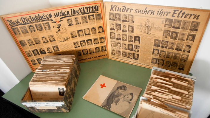 Alte Karteikästen des Suchdienstes des Deutschen Roten Kreuz