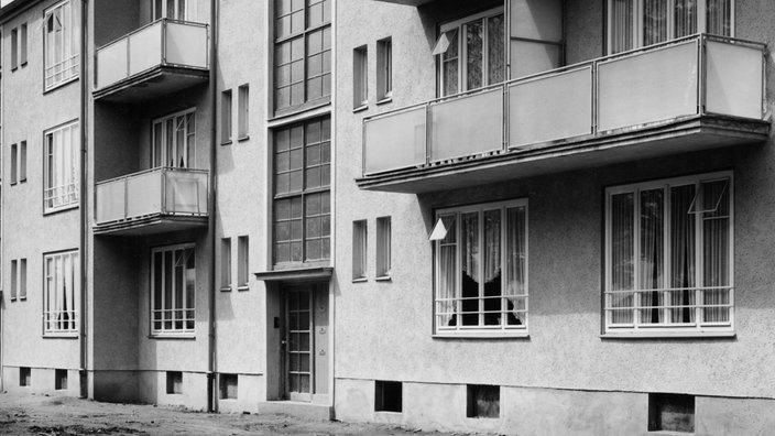 Ein Mehrfamilienhaus aus den 1950er-Jahren | Bildquelle: Interfoto Ein Mehrfamilienhaus aus den 1950er-Jahren