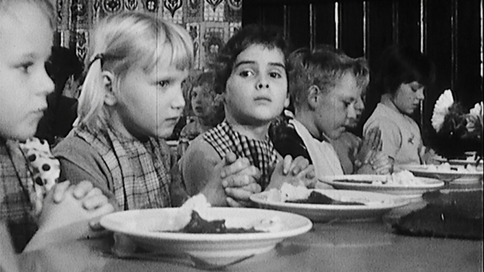 Kinder beim Essen.