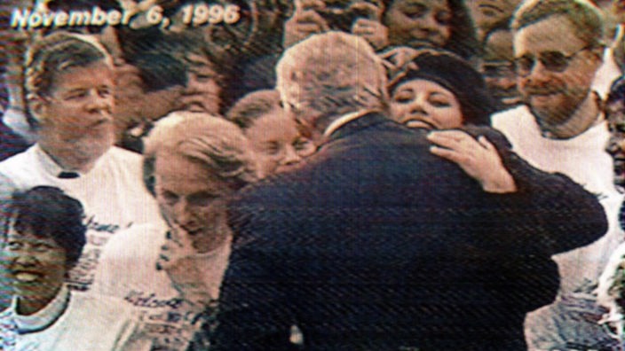 Bill Clinton umarmt Monica Lewinsky.