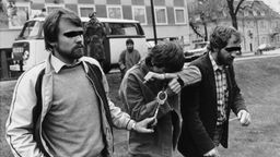 Schwarzweiß-Foto: Verhaftung von Christian Klar 1982