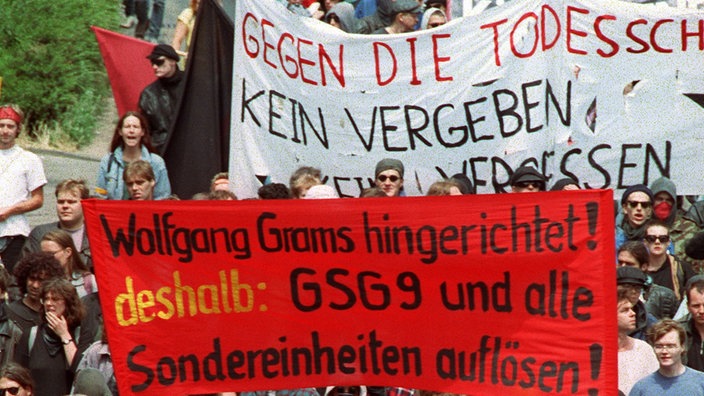 Protest nach dem Einsatz in Bad Kleinen. | Bildquelle: dpa Protest nach dem Einsatz in Bad Kleinen.