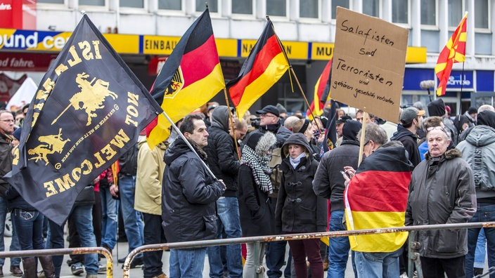 Groß-Demo in Wuppertal mit deutschen Flaggen | Bildquelle: WDR/Imago/Jochen Tack Groß-Demo in Wuppertal mit deutschen Flaggen