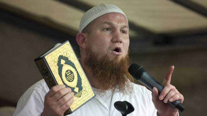 Der Salafistenprediger Pierre Vogel hält eine Rede. | Bildquelle: Imago strock&people Der Salafistenprediger Pierre Vogel hält eine Rede.