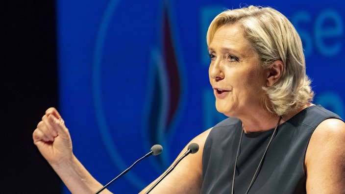 Marine Le Pen bei einer Rede | Bildquelle: Imago/Panoramic/Norbert Scanella Marine Le Pen bei einer Rede