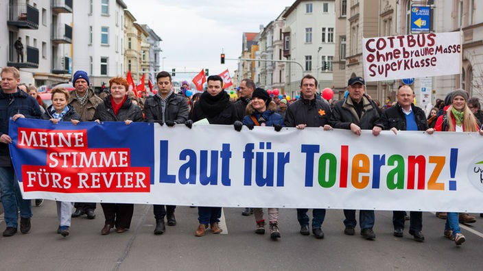 Demonstrationszug mit Transparent "Laut für Toleranz" in Cottbus, Februar 2014.