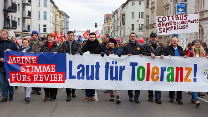 Demonstrationszug mit Transparent "Laut für Toleranz" in Cottbus, Februar 2014. | Bildquelle: Picture alliance Demonstrationszug mit Transparent "Laut für Toleranz" in Cottbus, Februar 2014.