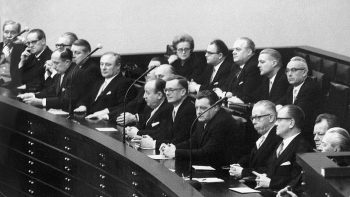 Das Kabinett Kiesinger posiert für ein Pressefoto auf einer Treppe.