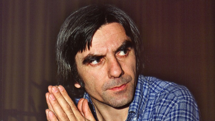 Das Bild zeigt den Soziologen und ehemaligen Studentenführer Rudi Dutschke, ein dunkelhaariger Mann mit blau-kariertem Hemd. | Bildquelle: dpa Das Bild zeigt den Soziologen und ehemaligen Studentenführer Rudi Dutschke, ein dunkelhaariger Mann mit blau-kariertem Hemd.