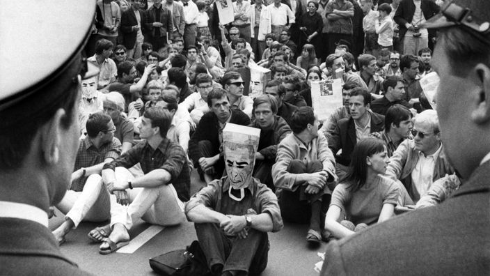 Sitzstreik vor dem Rathaus Berlin-Schöneberg 1967 gegen den Staatsbesuch des persischen Schahs