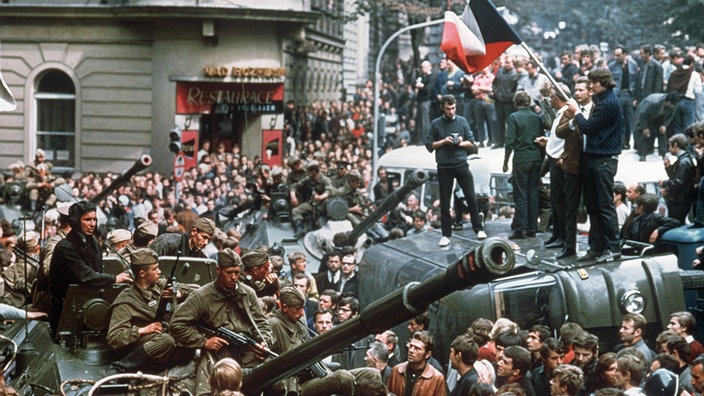 Panzer inmitten einer Menschenmenge. | Bildquelle: WDR / picture-alliance / dpa Panzer inmitten einer Menschenmenge.