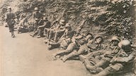 Schwarzweiß-Foto: Deutsche Soldaten bei der Rast