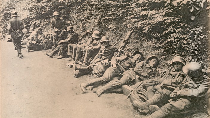 Schwarzweiß-Foto: Deutsche Soldaten bei der Rast
