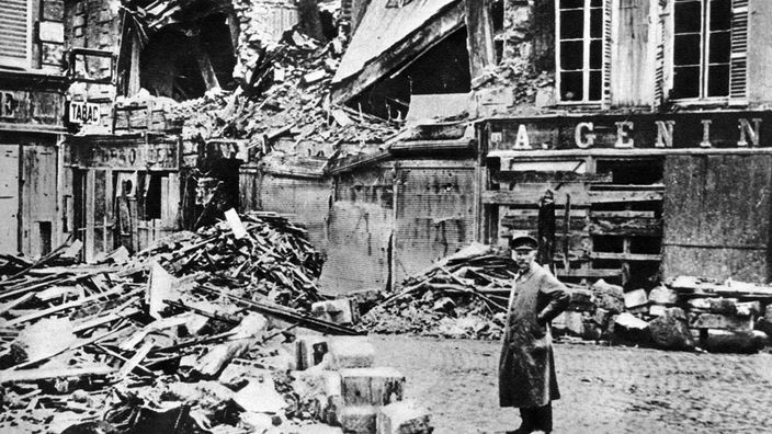 Das Schwarz-Weiß-Bild zeigt die zerstörte Innenstadt von Verdun