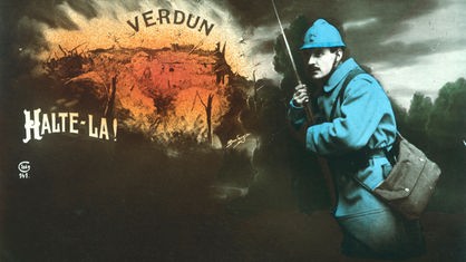 Montierte und kolorierte Postkarte. Rechts steht ein französischer Soldat, links der Schriftzug Verdun - Halte-la! - Bis hierher und nicht weiter.