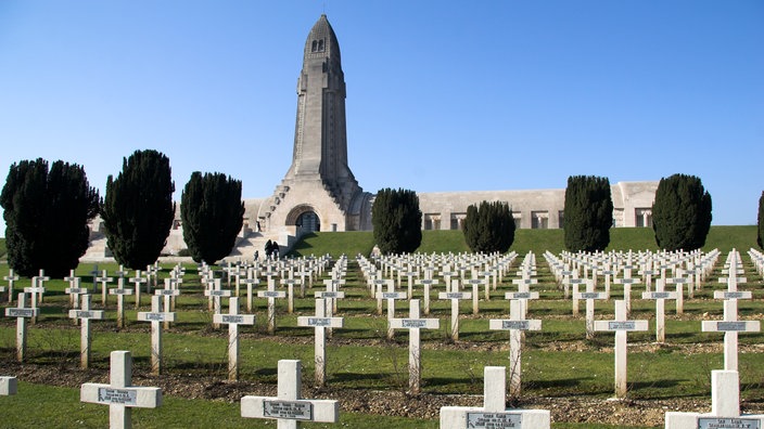 Beinhaus und Sodatenfriedhof bei Verdun | Bildquelle: WDR / mauritius images Beinhaus und Sodatenfriedhof bei Verdun