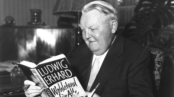 Ludwig Erhard liest in seinem eigenen Buch | Bildquelle: AKG Ludwig Erhard liest in seinem eigenen Buch