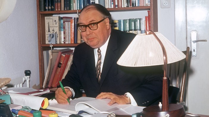 Heinz Erhardt am Schreibtisch