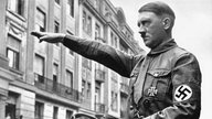 Adolf Hitler mit erhobenem Arm bei einem Vorbeimarsch in München (1932)