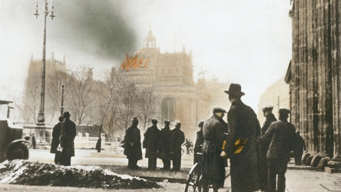 Reichstagsbrand 1933 vom Brandenburger Tor aus betrachtet