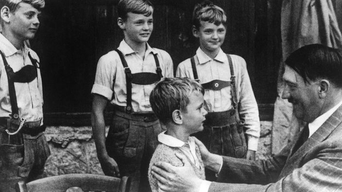 Hitler mit Kindern.