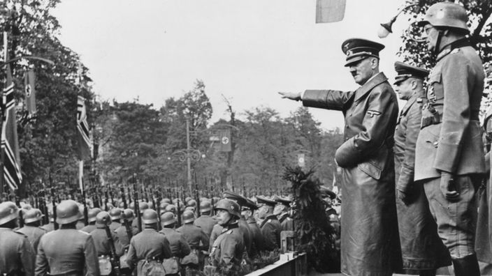 Adolf Hitler bei der Abnahme einer Siegesparade.