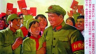 Chinesisches Propagandaplakat mit Mao und Anhängern, die die Mao-Bibel schwenken