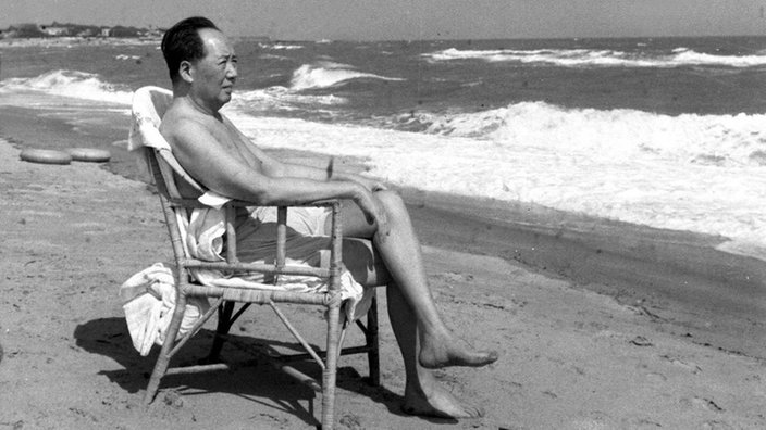 Schwarzweiß-Foto: Mao am Strand | Bildquelle: Imago/Xinhua Schwarzweiß-Foto: Mao am Strand