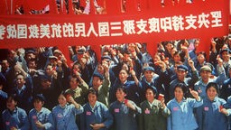 Rotgardisten mit roten Fahnen, Spruchbändern und der roten 'Mao-Bibel' während der Kulturrevolution.