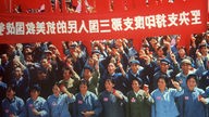Rotgardisten mit roten Fahnen, Spruchbändern und der roten 'Mao-Bibel' während der Kulturrevolution