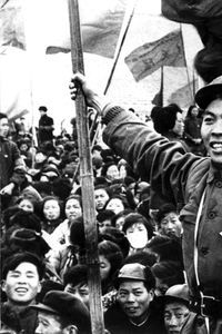 Mao-Anhänger mit der 'Mao-Bibel' in der Hand.