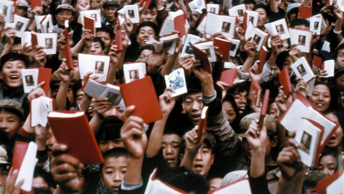 Chinesische Rotgardisten schwenken auf dem Pekinger Tienamen-Platz ihre 'Mao-Bibeln'