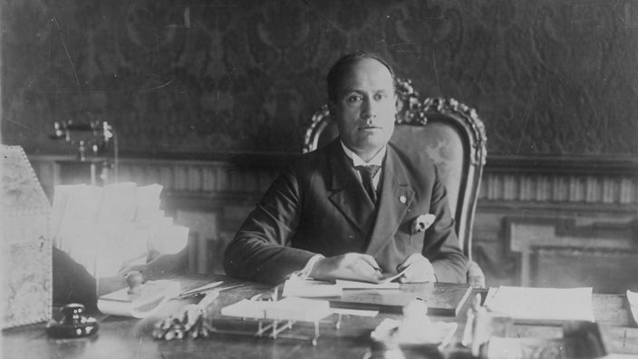 Benito Mussolini an seinem Schreibtisch
