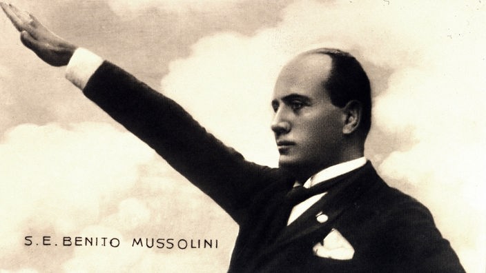 Postkarte: Mussolini zeigt den Faschistengruß